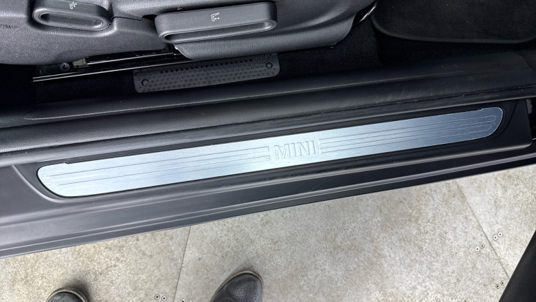 MINI Hatchback 1.5 Cooper Classic 3dr Auto [Comfort/Nav Pack] Petrol Hatchback